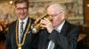 Als neuer Ehrenbürger von Würzburg durfte Josef Schuster eine 2018er Würzburger Stein-Harfe Riesling Auslese aus dem goldenen Riemenschneider-Becher trinken. Links im Bild Oberbürgermeister Christian Schuchardt.