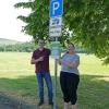 Christina Ort und Sebastian Kuhn vom Sachgebiet "Tourismus, Kultur, Messe" der Stadt Lauda-Königshofen mit einem der neuen Hinweisschilder an den Wohnmobil-Stellplätzen.