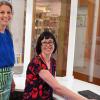 Sanfter Übergang in der Gemeindebibliothek: Die "alte" Leiterin der Röthleiner Gemeindebibliothek Anna Scharf (links) steht der neuen Leieterin Ivonne Floeder mit Rat und Tat zur Seite.