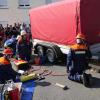Die Jugendfeuerwehr Zeil befreite bei einer Schauübung eine eingeklemmte Person unter einem Anhänger.