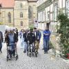Fast nicht zu bewältigen ist das Pflaster in der Pfarrgasse, wie der Versuch mit einem Rollator und einem darauf liegenden Tischtennisball durch Gerhard Stößel (vorne) und Alfred Walk (hinten) zeigte.