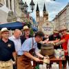 Das 44. Brückenfest der 1. Karnevalgesellschaft Würzburg hatte einen sonnigen Auftrag und blieb vom drohenden Unwetter verschont.
