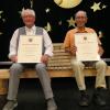 Auf "Rudolfs Ruhebank" machten es sich die beiden frischgebackenen Ehrenbürger bequem: Linkgs Rudolf Weidenbacher, rechts Raimund Vogt. 