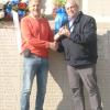 Elmar Heil (links) wurde von Oliver Bauer während der Bildungsfahrt nach Verdun mit der Goldenen Verdienstspange des Volksbund-Landesverbands Bayern überrascht.