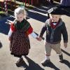 Marlene und Samuel üben beim letzten Erntedankfestzug schon mal das Trachttragen für ihren ersten großen Auftritt mit der Kindertanzgruppe am Kirchweihsonntag.