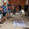 In der ehemaligen Schule von Willmars machen sich die Gemeinderäte ein Bild vom Stand der Umbauarbeiten, die sich laut Architekt im vorgesehenen Zeitrahmen bewegen.