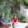 Das Ehepaar Sebastian und Elenor Hose freut sich über ihren kleinen Garten in der Hammelburger Innenstadt.