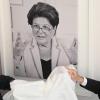 Ludwig Stamm (links), Ehemann der im Okotber 2022 verstorbenen Landtagspräsidentin a. D. Barbara Stamm, und Bischof Franz Jung enthüllen das Erinnerungsbild.
