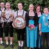 Im Bild von links die Aufstiegsmannschaft und das neue Schützenkönigshaus:  Dominik Herbert, Dieter Schmitt, Heiko Warmuth, Sebastian Beck, Claudia Herbert,  Schützenmeisterin Michaela Herbert, Jugendkönig Bastian Schmitt und Nick Schmitt.