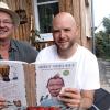 Balthasar Alletsee (links) und Marco Wagner mit der zweiten, grundsätzlich überarbeiteten "Josef Geranius - eine tierische Zahnputzgeschichte"-Ausgabe innerhalb von 35 Jahren. Balthasar Alletsee (links) und Marco Wagner mit der zweiten, grundsätzlich überarbeiteten "Josef Geranius - eine tierische Zahnputzgeschichte"-Ausgabe innerhalb von 35 Jahren.