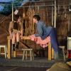 Das muss wohl die wahre Liebe sein: Emma und Max auf der Bühne des Theater Schloss Maßbach am bäuerlichen Küchentisch.