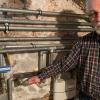 Alfred Meisner mit dem nicht mehr vorhandenen Gaszähler seines Mieters. Ärgerlich für Meisner, dass ihn die Stadtwerke  auch nach der Demontage  noch mit Mahnungen nervten.  