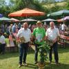 Beim Holunderblütenfest feierte der OGV 120-jähriges Bestehen: Vorsitzender Wolfgang Körner (Mitte) mit Thomas Eberth, Landrat und Vorsitzender des Verbands für Gartenbau und Landespflege (links), sowie Bürgermeister Roland Schmitt