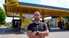 Unfreiwilliger Tank-Stopp: Wegen der Bauarbeiten in der Schweinfurter Straße ist die Jet-Tankstelle seit vergangenen Freitag nicht regelkonform zu erreichen. Man muss ein Verkehrszeichen und eine durchgezogene Mittellinie missachten. Andreas Heidemann, ehemaliger Filialleiter und jetzt Kunde, ärgert sich über die Verkehrsführung. Zum Ende der Woche zeichnet sich aber eine Lösung ab.