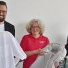 Vom 14. bis 24. Juni startet im Rahmen der Woche der Nachhaltigkeit bei der Shoppingwelt Pecht in Bad Neustadt eine Kleiderspendenaktion. Unser Bild zeigt (von links)  Bernd Titius, Petra Fuchs und Ralf Baumeister.