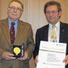 Ausgezeichnet: Im Bild links Horst Schömig von der Handwerkskammer Würzburg und Reinhard Götz bei der Übereichung des goldenen Siegels mit Ehrenurkunde.