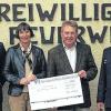 (fe)   Eine Spende von 2000 Euro überreichten die Zahnärzte Bettina und Alexander Homberg an die Feuerwehr Mellrichstadt. Innerhalb eines Jahres haben Patienten der Praxis Homberg nicht mehr benötigtes Zahngold für diese Spende zur Verfügung gestellt. Sowohl den Zahnärzten als auch den Patienten ist es wichtig, dass diese Spende auch in Mellrichstadt bleibt, was auch bei anderen Aktionen der Praxis so gehandhabt wurde, wie Bettina Homberg hervorhob. Kommandant Michael Mühlfeld bedankte sich für die großzügige Spende. Das Geld wird für die Erneuerung der Abgasabsauganlage in der alten Fahrzeughalle verwendet. Die Anlage befördert die Abgase der startenden und laufenden Dieselmotoren nach außen. Die gesamte Anlage kostet 14 000 Euro, somit sind weitere Spenden willkommen. Im Bild (von links) Kommandant Michael Mühlfeld, Dr. Bettina Homberg, Dr. Alexander Homberg und Kreisbrandmeister Steffen Zalachowski.
