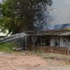 Mit vereinten Kräften gelang es den Wehrleuten den das Feuer einer Unterstell- und Lagerhalle zu löschen und ein übergreifen auf das direkt angrenzende Wohnhaus zu verhindern
