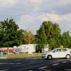 Auf diesem Platz im Vordergrund, der oft als Parkplatz genutzt wurde, soll das neue Feuerwehrgerätehaus nahe der B 279 entstehen. Auf diesem Platz im Vordergrund, der oft als Parkplatz genutzt wurde, soll das neue Feuerwehrgerätehaus nahe der B 279 entstehen.