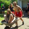 Ab in die Schubkarre und los. Bei dem Gelchsheimer Landjugendspielen stand der Spaß im Vordergrund. Auf dem Bild ist die Mannschaft aus Baldersheim am Start.