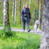 Hündin Kimi weicht Monica Gomes nicht von der Seite. Doch gut ausgebildete Therapiehunde kosten viel Geld und werden von der Krankenkasse nur selten übernommen. Hündin Kimi weicht Monica Gomes nicht von der Seite. Doch gut ausgebildete Therapiehunde kosten viel Geld und werden von der Krankenkasse nur selten übernommen.