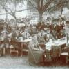 68 Personen haben am 5. August 1923 den Kriegerverein 14/18 in Gramschatz gegründet. Das Fest wurde mit der Einweihung des Kriegerdenkmals für die gefallenen des I. Weltkrieges und der neuen Fahne ausgerichtet. Auf dem Gründungsfoto sieht man Gäste aus den umliegenden Ortschaften, die zur Gründungsfeier gekommen sind. Zu Trinken gab es anscheinend nur Bier aus Ein-Liter-Tonkrügen. 68 Personen haben am 5. August 1923 den Kriegerverein 14/18 in Gramschatz gegründet. Das Fest wurde mit der Einweihung des Kriegerdenkmals für die gefallenen des I. Weltkrieges und der neuen Fahne ausgerichtet. Auf dem Gründungsfoto sieht man Gäste aus den umliegenden Ortschaften, die zur Gründungsfeier gekommen sind. Zu Trinken gab es anscheinend nur Bier aus Ein-Liter-Tonkrügen.