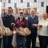 Holzofenbrot und leckeres Bier der Werbegemeinschaft "Wir sind Rhöner Bier" präsentieren (von links) Silvia Kern (Tourist-Info Poppenhausen), Martin Kremer (Geschäftsführer Verwaltungsstelle Biosphärenreservat Rhön), Bertram Vogel (Geschäftsführer Rhön GmbH) Christof Gensler (Inhaber Biohof Gensler, Manfred Helfrich (Bürgermeister Poppenhausen), Andrea Müller (Tourist-Managerin Poppenhausen) und Torsten Raab (Geschäftsführer Verwaltungsstelle Biosphärenreservat Rhön-Hessischer Teil.