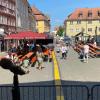 Blick auf den Kitzinger Marktplatz am Freitag, einige Stunden vor dem Start des Stadtfestes. Dort mussten sich die Menschen auch das beleidigende Geschrei eines stadtbekannten, betrunkenen Störenfrieds anhören.