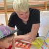 Erzieher Matthias Schmitt vermittelt den Kindern im Ramsthaler Kinderhaus Kenntnisse im Umgang mit digitalen Medien.