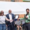 Tim Eiser von der Firma Säbu (rechts) überreicht Kindergartenleiterin Magdalena Eckert und Bürgermeister Bertram Werrlein symbolisch einen goldenen Schlüssel. Tim Eiser von der Firma Säbu (rechts) überreicht Kindergartenleiterin Magdalena Eckert und Bürgermeister Bertram Werrlein symbolisch einen goldenen Schlüssel.