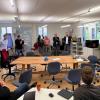 Landrat Christoph Schauder mit Vertreterinnen und Vertretern der Kommunalpolitik und des Bildungssektors bei der Eröffnung des neuen "Makerspace".