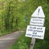 Sobald die bestellten Verkehrszeichen geliefert sind, wird das Durchfahrtverbot für den Waldweg von Neuhausen zur Eschenauer Kreuzung in Kraft gesetzt. Daran hält das Forstamt Ebrach als Eigentümerin der Strecke fest.