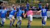Die Mannschaft des FC Augsfeld ließ sich von ihren Fans nach dem klaren 5:0-Sieg in der Relegation gegen den FC Knetzgau feiern. Augsfeld bleibt Kreisklassist.