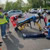 Übung einer Erste-Hilfe-Rettungssituation:  Paul Machinek von der Rettungswache Bad Brückenau des Bayerischen Roten Kreuzes Kreisverband Bad Kissingen und Lucy Arnold, ehrenamtliche Jugendleiterin der Jugendbildungsstätte Volkersberg zeigen den Mädchen und Jungen worauf es ankommt.