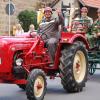 Fröhlich winkend zog Stefan Saar mit seinem Traktor die Handspritzpumpe der Ballingshäuser Wehr von 1873 beim Gemeindefeuerwehrtag 2016 durchs Dorf.