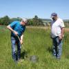 Rainer Schubert (links) vom Amt für Ernährung, Landwirtschaft und Forsten aus Schweinfurt und Hans-Jürgen Pfülb von Naturlandbetrieb Pfülb aus Fuchsstadt prüfen mit einem Versuch die Wasseraufnahmefähigkeit der örtlichen Böden.