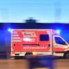 Mit einer Kopfverletzung wurde ein 28-Jähriger Samstagnacht in eine Klinik gebracht (Symbolbild).