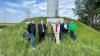 Im Windpark in Buchbrunn (von links): Mathias Krönert, Helmut Kaltenhauser, Dieter Koch, Kristina Amendt, Michael Mörer, Karsten Schuster und Jochen Kunkel. 