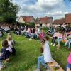 Besucher der Familien-Maiandacht am alten Kirchplatz in Wombach.