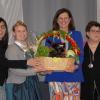 Landtagspräsidentin Ilse Aigner (Zweite von rechts) durfte einen Geschenkkorb aus den Händen der gastgebenden Kreisvorsitzenden Barbara Becker (weiter von links), Weinprinzessin Angelina Jaques und Ortsverbandsvorsitzender Heidi Plömpel entgegennehmen. Landtagspräsidentin Ilse Aigner (Zweite von rechts) durfte einen Geschenkkorb aus den Händen der gastgebenden Kreisvorsitzenden Barbara Becker (weiter von links), Weinprinzessin Angelina Jaques und Ortsverbandsvorsitzender Heidi Plömpel entgegennehmen.
