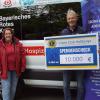 10.000 Euro gab der Lionsclub Haßberge in diesem Jahr als Erlös aus dem Adventskalender-Projekt für wohltätige Zwecke aus. Die letzten 2000 Euro gingen ans Rote Kreuz für das Herzenswunsch-Hospizmobil. Von links: Lions-Präsident Werner Arnholdt, Gabi Siegmund vom Roten Kreuz und Adventskalender-Koordinator Hans-Joachim Brandt.