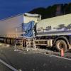 Bei einem Unfall mit einem Tankwagen und einem Sattelauflieger auf der A3 bei Aschaffenburg ist ein Mann tödlich verunglückt.