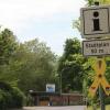 Mit symbolischen Gelben Schleifen drücken Gemeinden ihre Solidarität mit Bundeswehreinheiten aus, mit denen sie eine Patenschaft unterhalten. Das Bild zeigt eine der Schleifen in der der Dingolshäuser Straße in Gerolzhofen.
