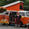Zurück in die 1970er: Ein VW-Wohnmobil mit Inhaberin. Zurück in die 1970er: Ein VW-Wohnmobil mit Inhaberin.