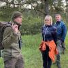 Teilnehmer bei der Vogelwanderung mit Naturpark-Ranger Daniel Scheffler auf dem ehemaligen Bundeswehr-Standortübungsplatz, heute Naturschutzgebiet, in Mittelstreu. Teilnehmer bei der Vogelwanderung mit Naturpark-Ranger Daniel Scheffler auf dem ehemaligen Bundeswehr-Standortübungsplatz, heute Naturschutzgebiet, in Mittelstreu.