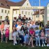 Eine bunte Gemeinschaft, bei der man die Gemeinschaft im Helferkreis Ukraine spüren kann, feierte zusammen vor dem Balthasar-Neumann-Pavillon in Randersacker – hier nur ein Teil der Feiernden.
