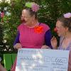 Machnix (Silvia Kirchhof) und Pünktchen (Franziska Kirchner) freuen sich über 600 Euro, die die Klassensprecher der 3b stellvertretend für alle Kinder übergaben.