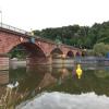 Die Alte Mainbrücke in Marktheidenfeld wird vom 7. bis 16. Juli 2020 restauriert. Die Holzfundamente zweier Brückenpfeiler liegen frei und werden wieder mit Beton und Steinen bedeckt.
