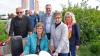 Eintrag ins Goldene Buch in Gadheim, das die Gemeinde Veitshöchheim vom Bayerischen Ministerpräsidenten Markus Söder geschenkt bekam. Von links: (vorne) Bürgermeisterin Anikö Fülöp und die Partnerschaftsvorsitzende Angela Csik aus Úrkút, hinten Partnerschaftsvorsitzender Gerhard Habel, Bürgermeister Jürgen Götz aus Veitshöchheim und Bürgermeisterin Martina Rottmann aus Oberpleichfeld.