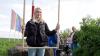 Am Mittelpunkt der Europäischen Union in Gadheim wurden viele Erinnerungsfotos gemacht. Hier lässt sich Lara Novák aus Úrkút für die persönliche EU-Urkunde fotografieren.